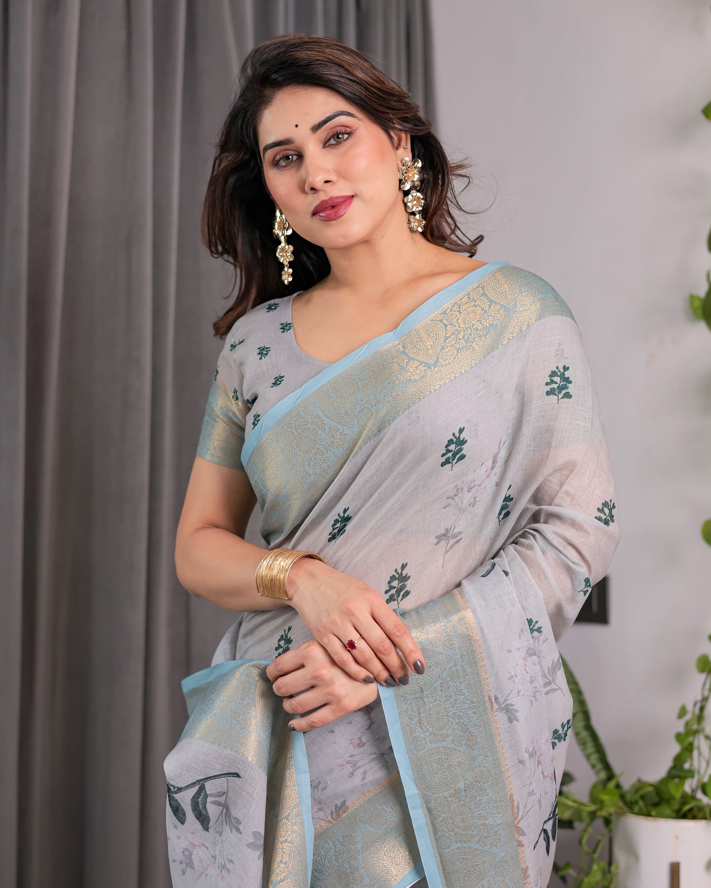 Elegant Ice Grey Handloom Linen Saree with Floral Print, Gold Zari Border & Tassel Detailing | Attached Blouse Piece | 5.5m Saree + 0.8m Blouse